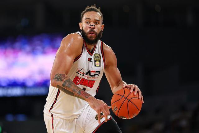 九游体育-CBA｜冠军中锋麦基抵京报到，北汽男篮如虎添翼